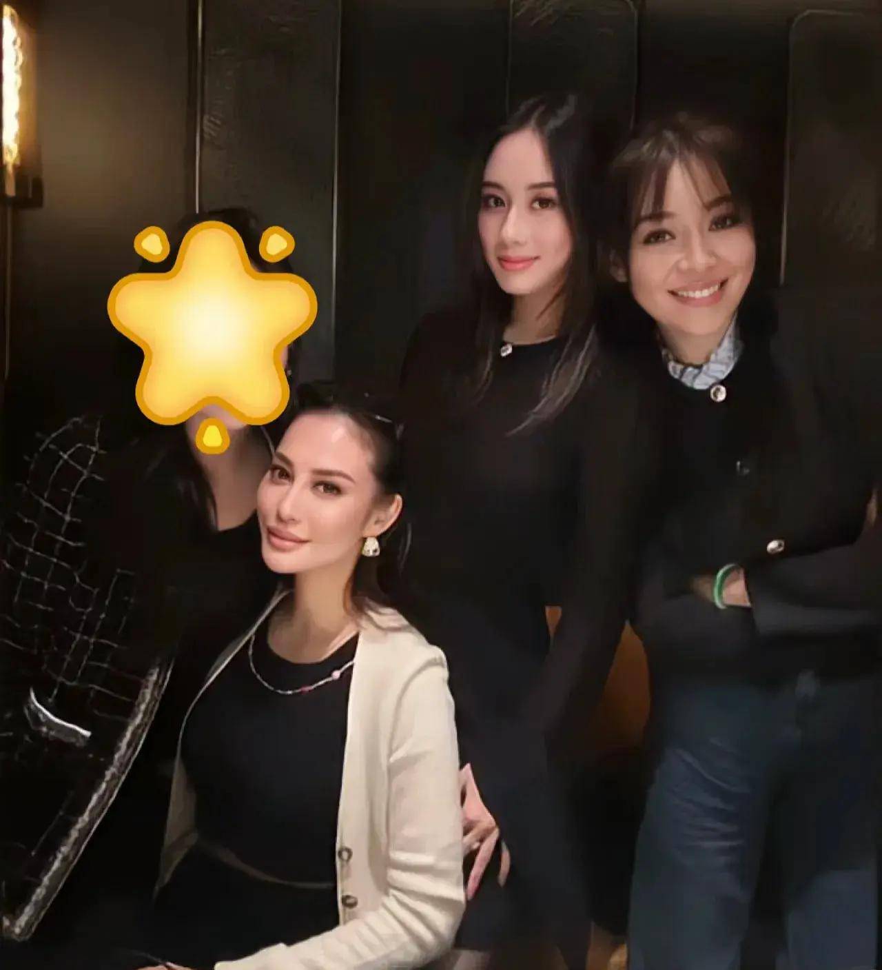 何超盈给林心儿庆生,两人穿闺蜜装合照,何超盈脖子前倾有点吓人