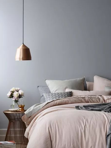 在北欧风的色彩选择上,大面积的墙面,地面,窗帘,沙发等色块倾向于使用