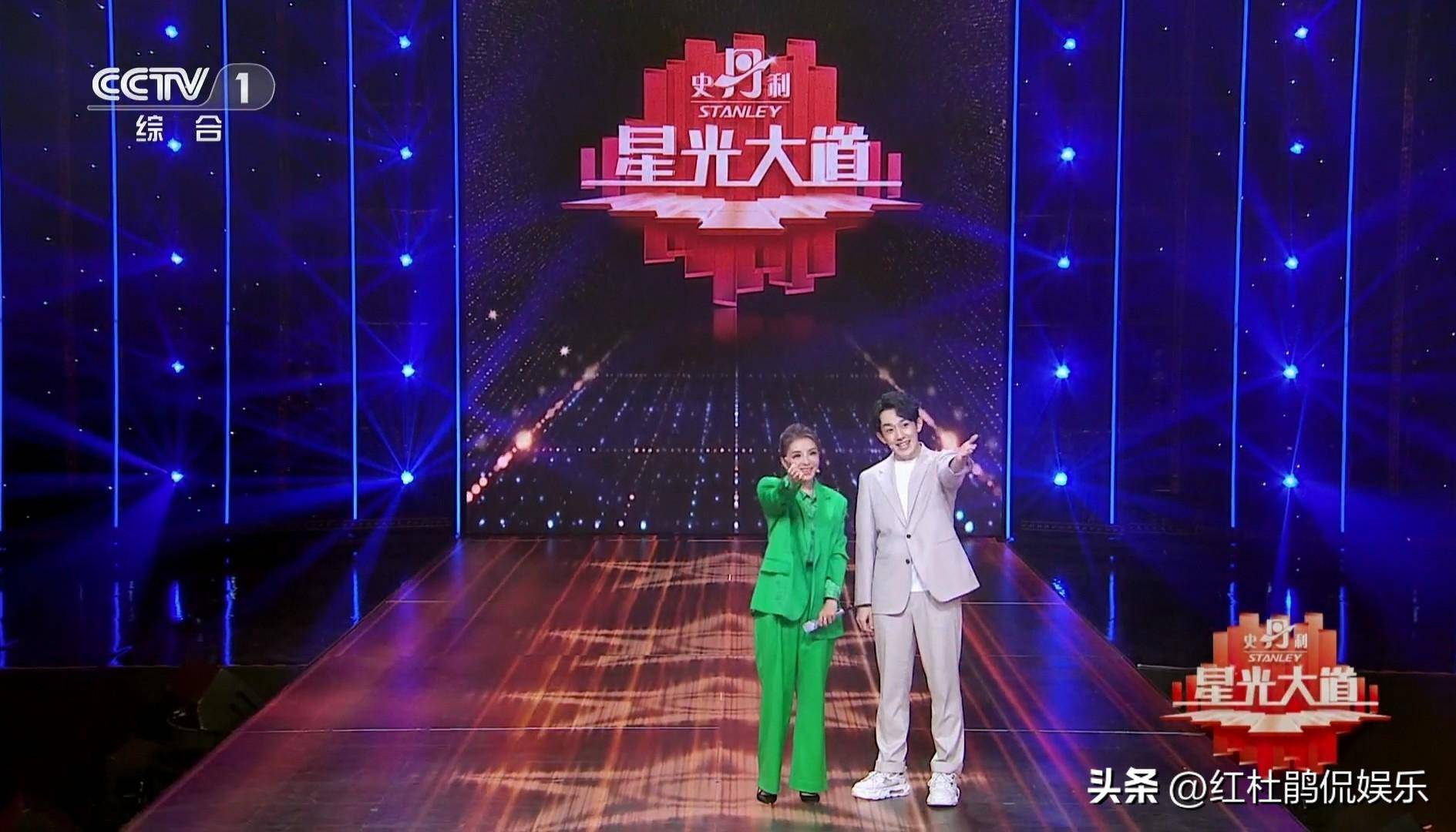 《星光大道》新版季赛,主持人朱迅回归,网友吐槽的范明终于下课