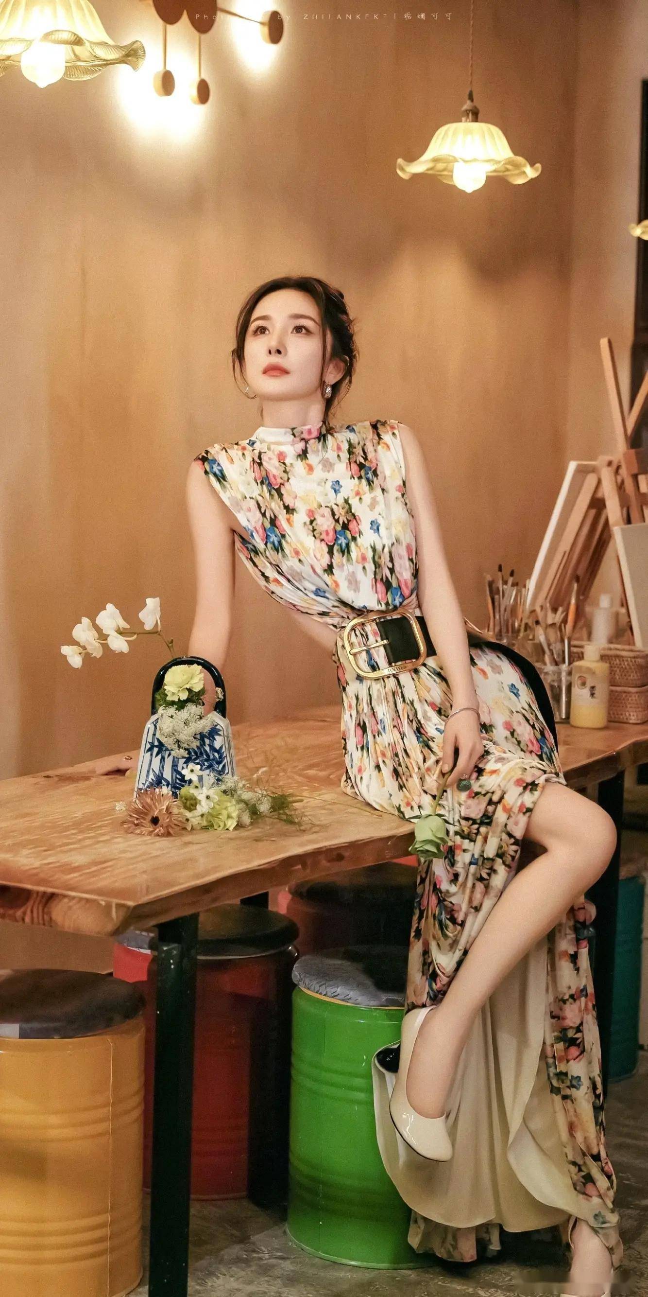 杨幂性感长腿照曝光,网友直呼:这腿我能玩十年!