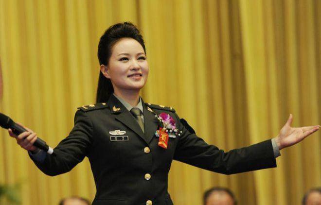 她是第一位博士级歌唱家,天生丽质,丈夫的身份也不一般_雷佳_陈正拜