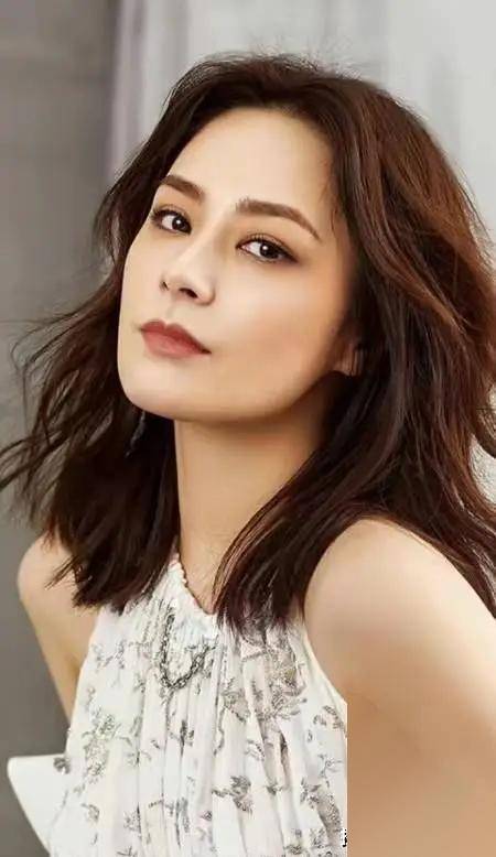 43岁钟欣桐写真曝光,这丰腴身材让人羡慕不已!