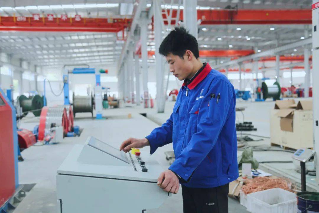 生产车间内,工人们认真地操作着机器,紧盯着每一个生产环节,保障产品