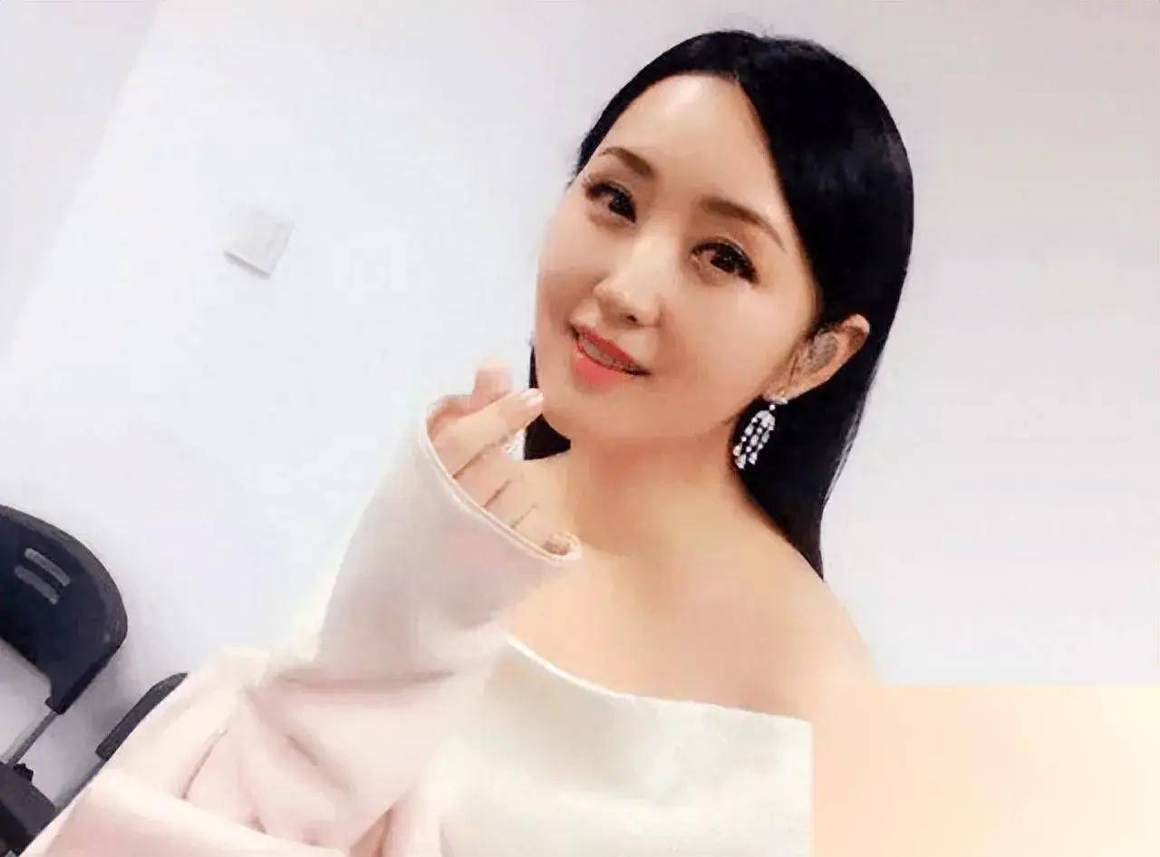 甜歌玉女杨钰莹看到无美颜的照片后,确定是53岁?_形象_年龄_自然