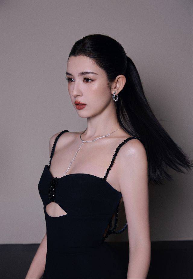 pb-哈妮克孜:黑色露背长裙,微妙镂空胸前的秘密花园!