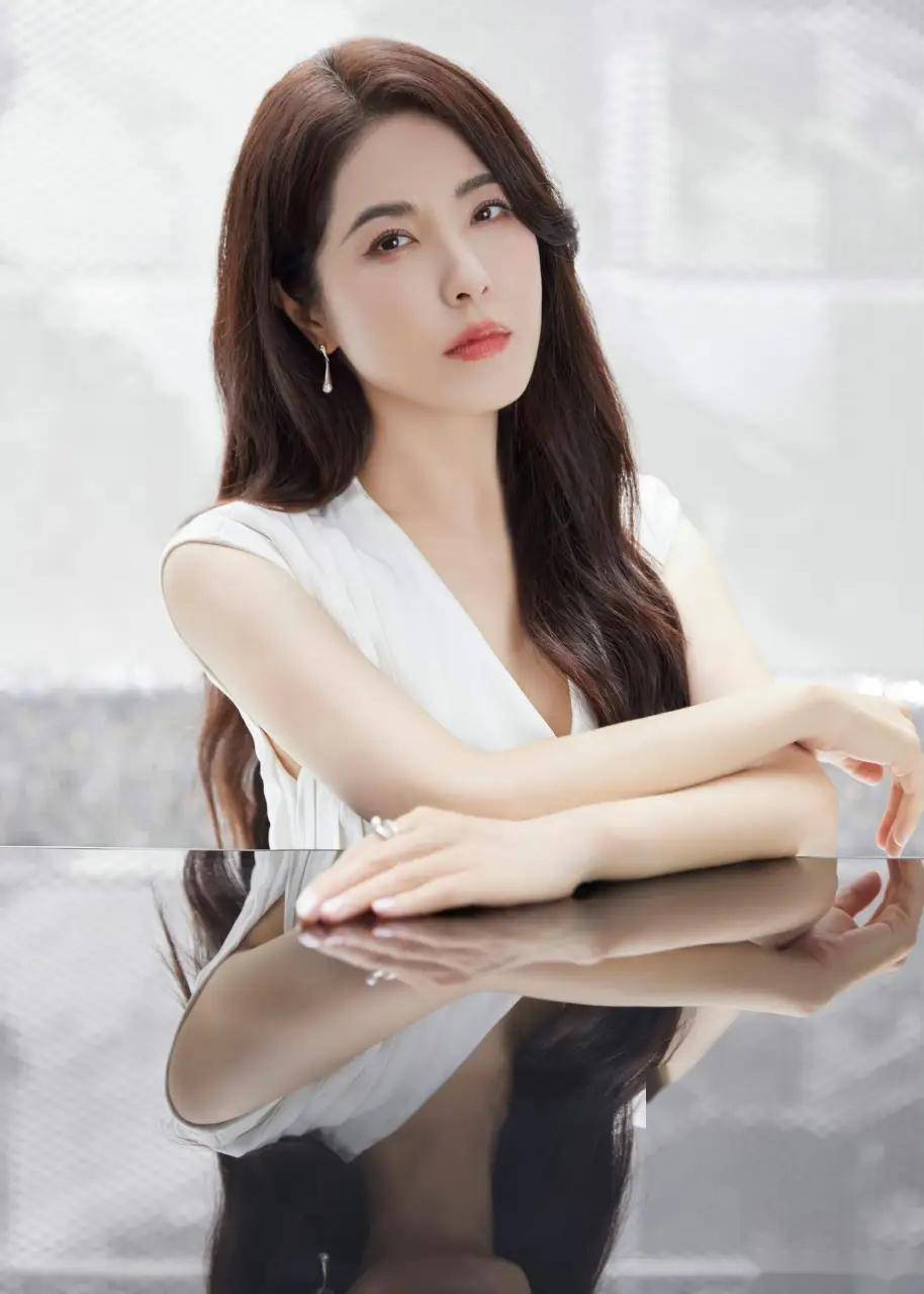 曾黎,一位实力派女演员,因在《还珠格格》中的