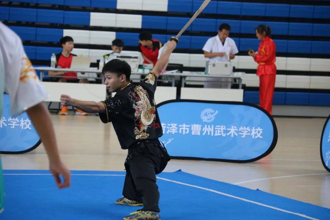 开幕式结束后,传统武术比赛与围棋比赛在曹州武校分两个赛区正式比赛.