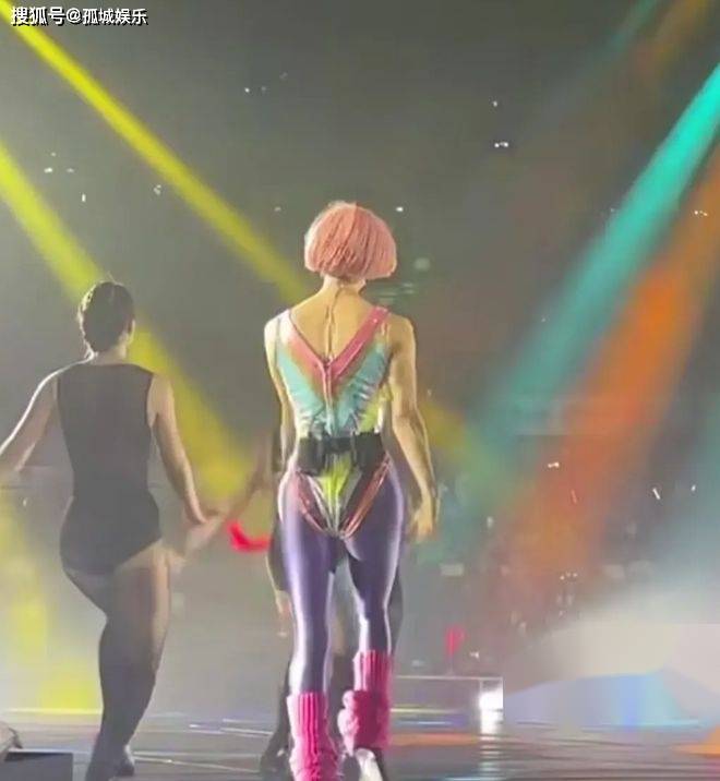 原创            51岁郑秀文演唱会造型引热议！裤衩外穿，网友：得罪了多少造型师-郑秀文值得演唱会视频