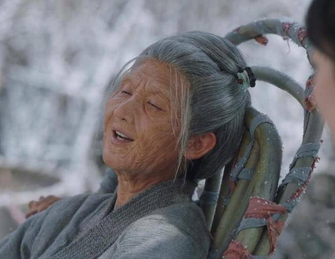 然而,桑甜儿的老年妆却意外地成为了观众关注的焦点,甚至有些抢镜.