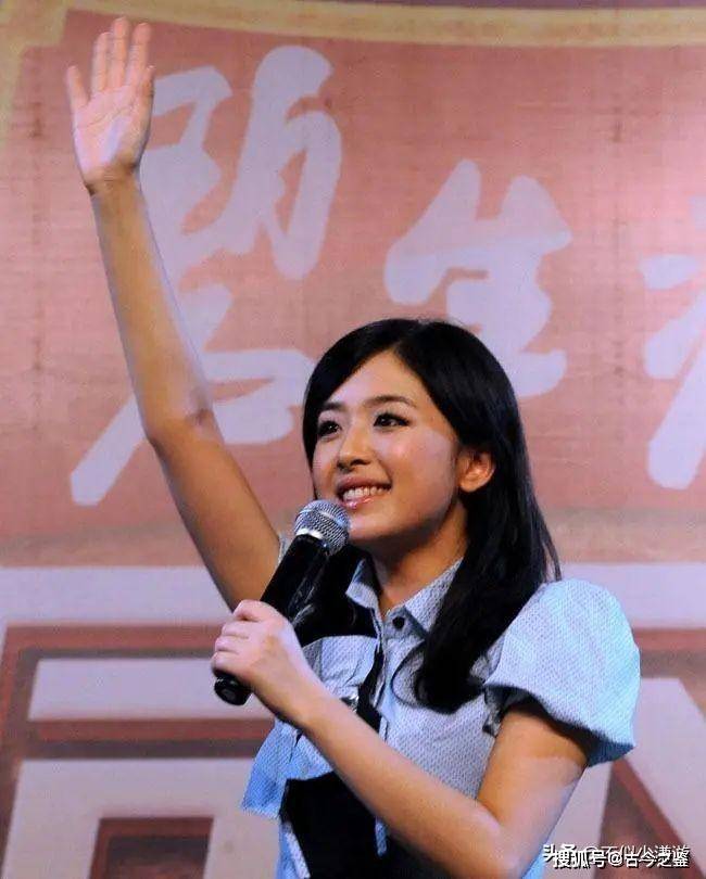 这4位女明星,个个"靠认爹上位"_周笔畅_张含韵_张国立
