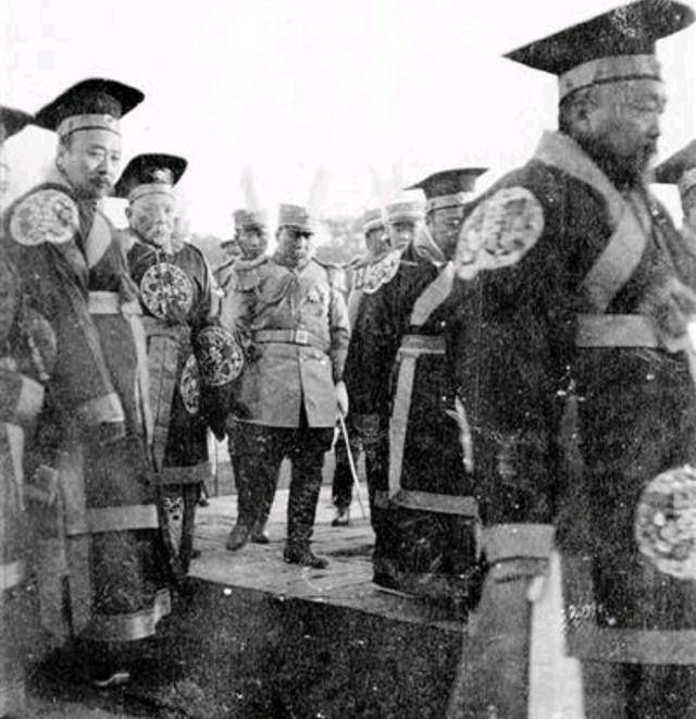 1914年,袁世凯家的坟丁进京告诉他:家里的祖坟上盘着一条龙