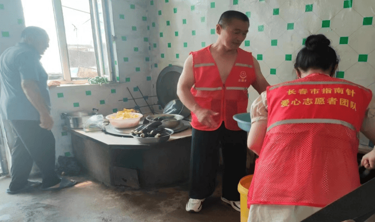 用安旭队长的话说大热天都抢着干活.