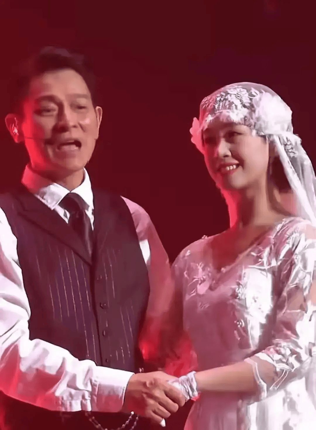 佟丽娅问刘德华:怎样才能抢到你演唱会前排的票?刘德华回复搞笑