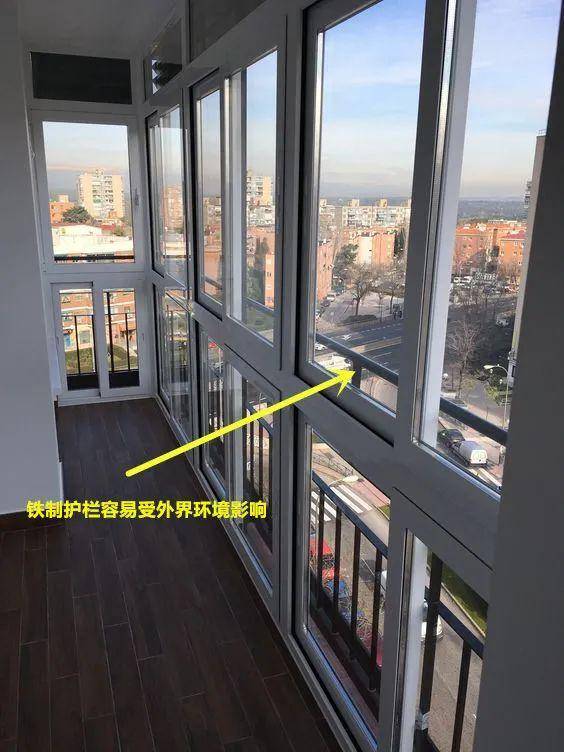 封阳台时护栏的位置抉择:室内还是室外?还好我家没选错!