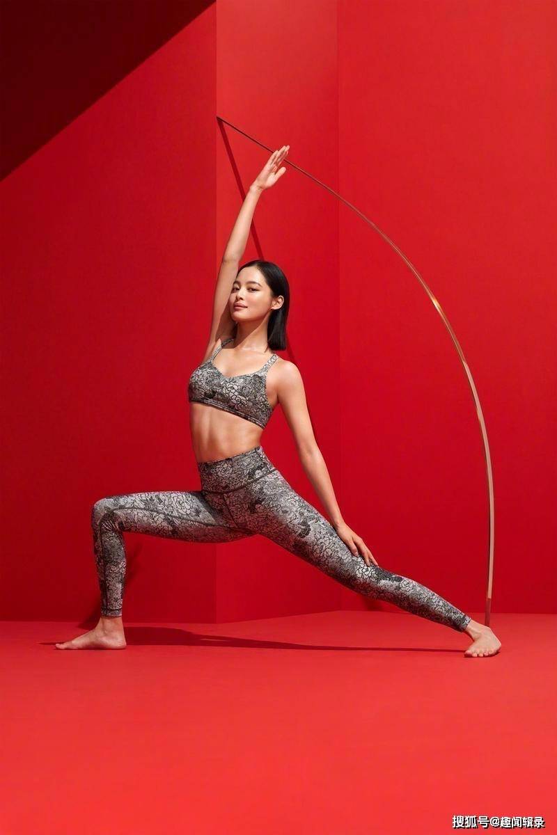 辛芷蕾"无痕液体裤"惊艳出镜,美腿魅力无人能挡