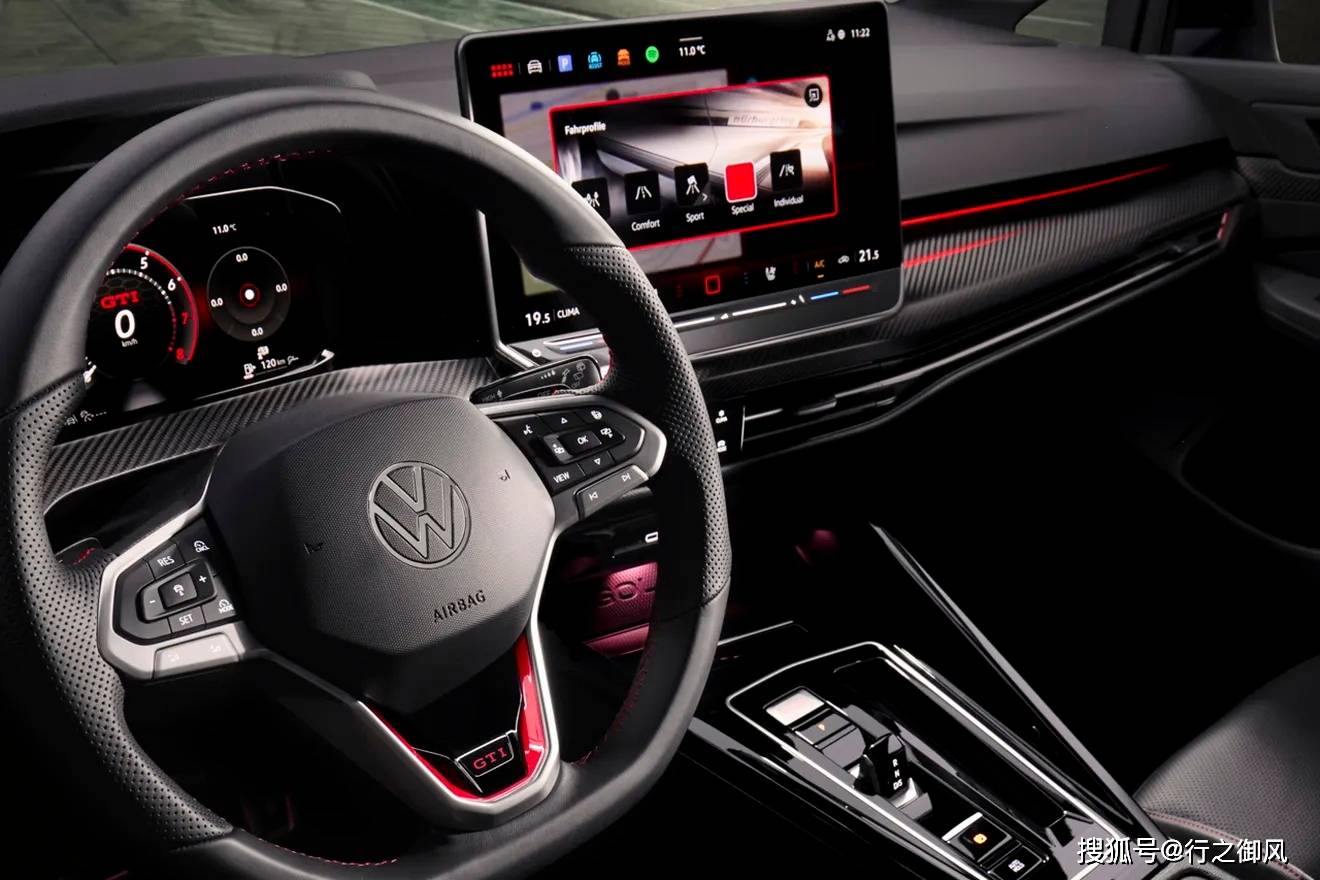 与高尔夫gti相比甚至内饰也没有什么大的变化,一样的数字仪表板和中控