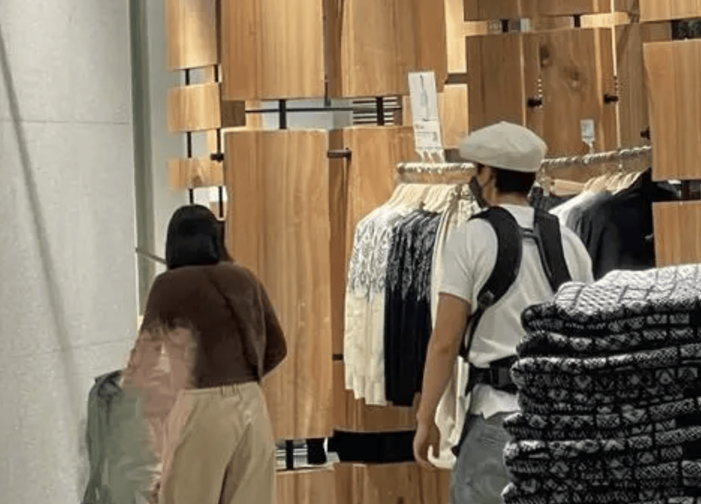 魏晨首晒孩子背影照,14个月小橙子坐在爸爸肩上看风景;萌态十足