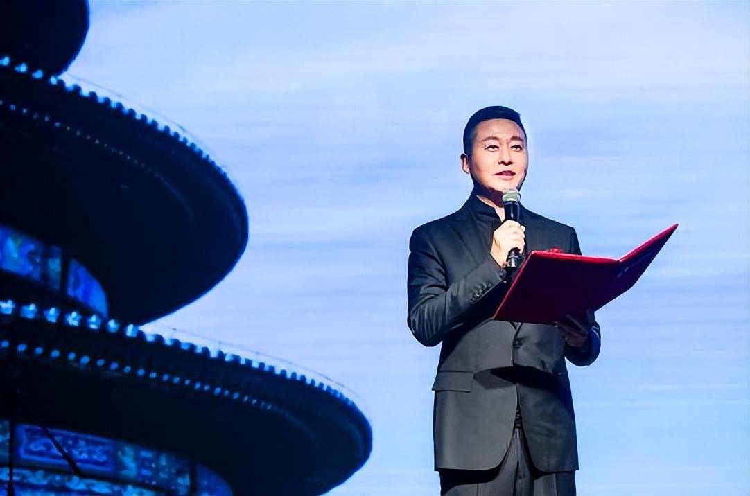 他出生在黑龙江省松花江市,在姚雪松身上,东北汉子的豪爽与细腻相得