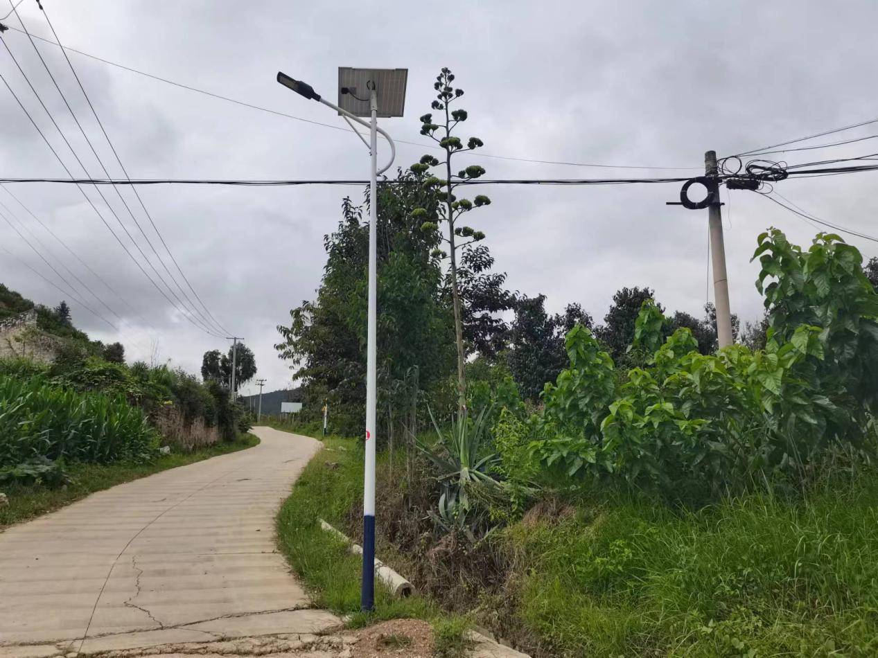 金鸡乡黄毛村山洼子自然村属该乡较远山区,通过乡村振兴,硬化道路已