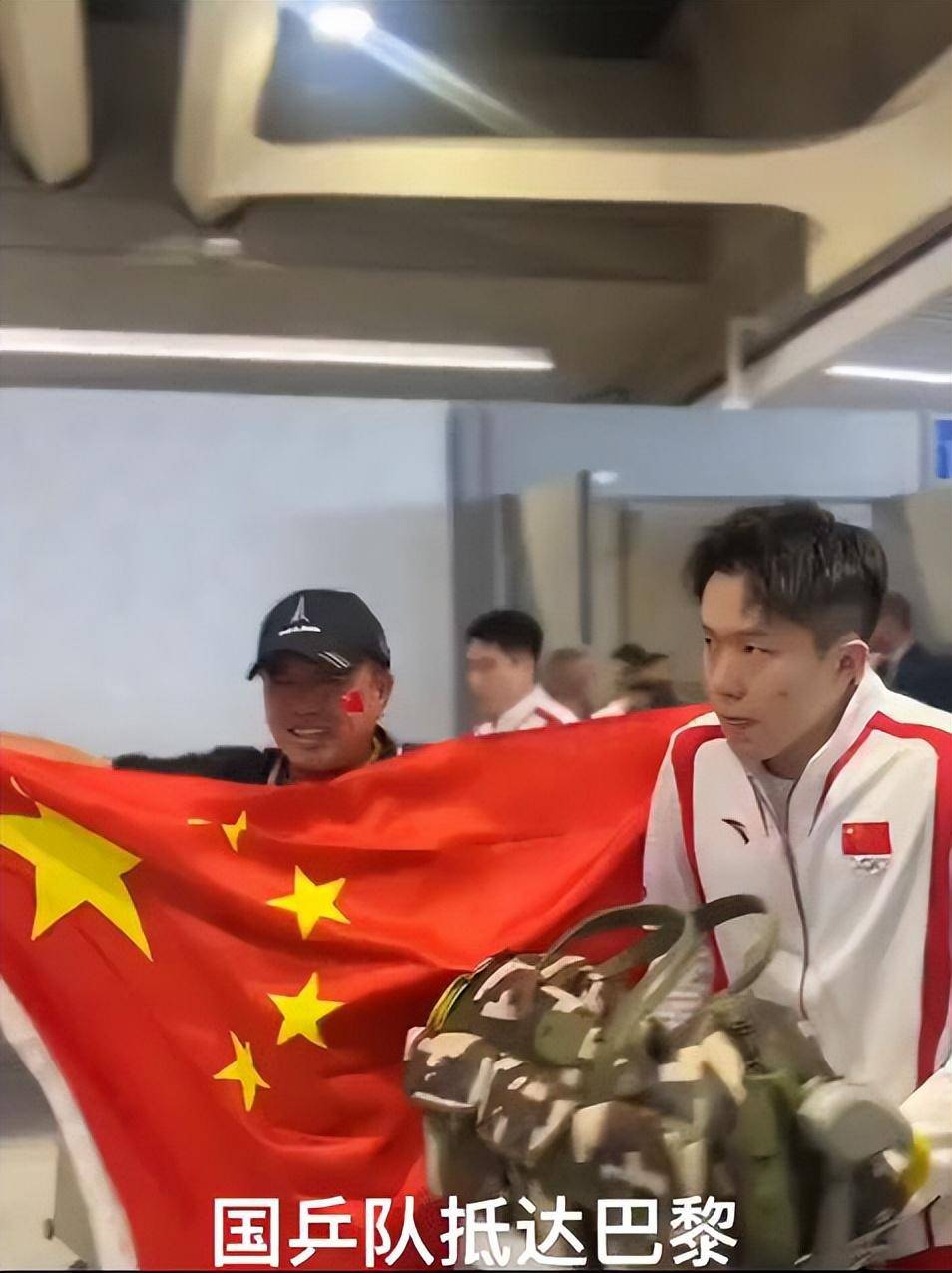出发巴黎,王楚钦不顾谣言依旧手戴订婚戒指,秀恩爱!_关系_什么_陈梦