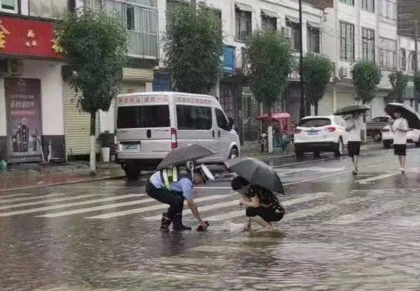 暴雨来袭 淮阳公安风雨中守护平安