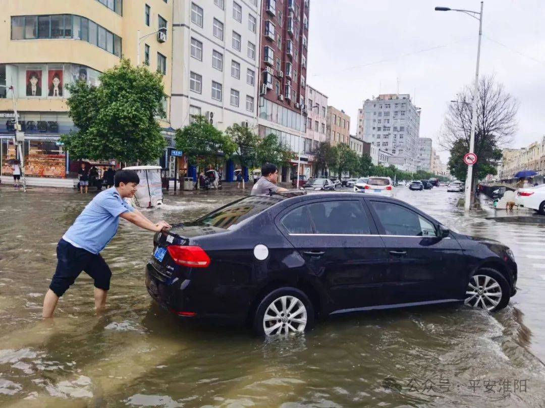 暴雨来袭 淮阳公安风雨中守护平安