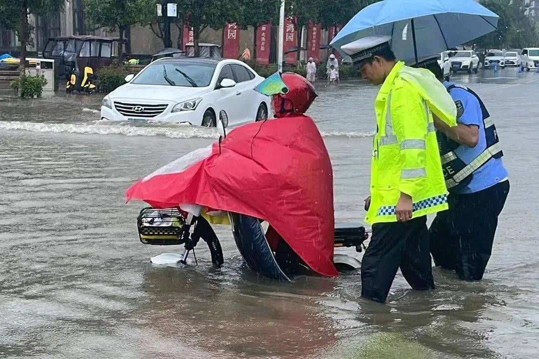暴雨来袭 淮阳公安风雨中守护平安