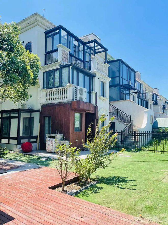 上海佘山《世茂纳米魔幻城》叠加别墅赠送花园,露台及阁楼!