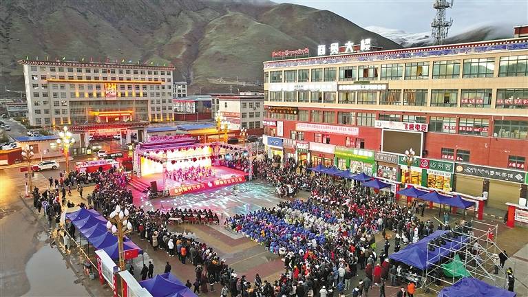 身着特色藏族服饰的巴青县群众在乡村振兴 那曲奋进传统舞蹈大赛上