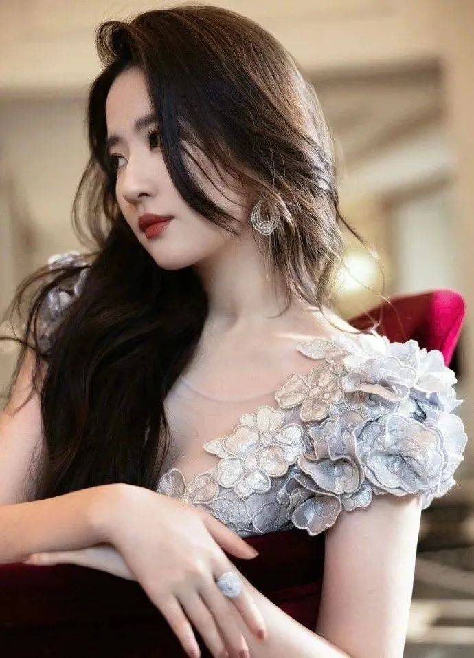 刘亦菲早年跟小姨合影,无美颜滤镜的年代,小姨竟比妈妈还漂亮!