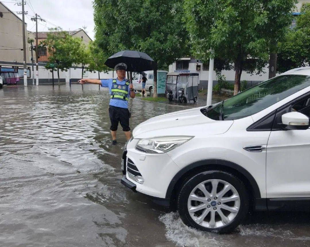 暴雨来袭 淮阳公安风雨中守护平安