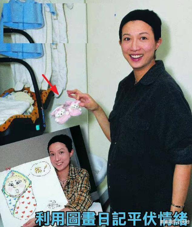 1999年吴绮莉怀孕6个月,为小龙女准备婴儿鞋,头戴帽巾做孕妇