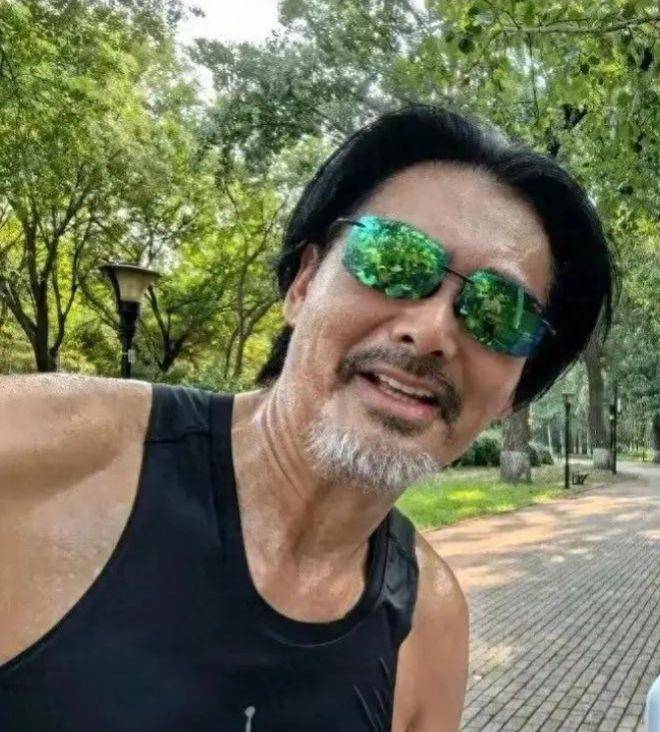 67岁万梓良落魄商演,穿地摊货戴假珠宝,与周润发对比明显好心酸