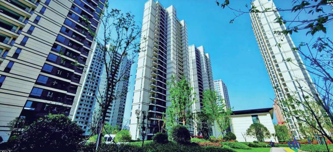 淮北恒启·御龙国际小区景观秉承"亲情,精智,智慧"的核心理念,绿升