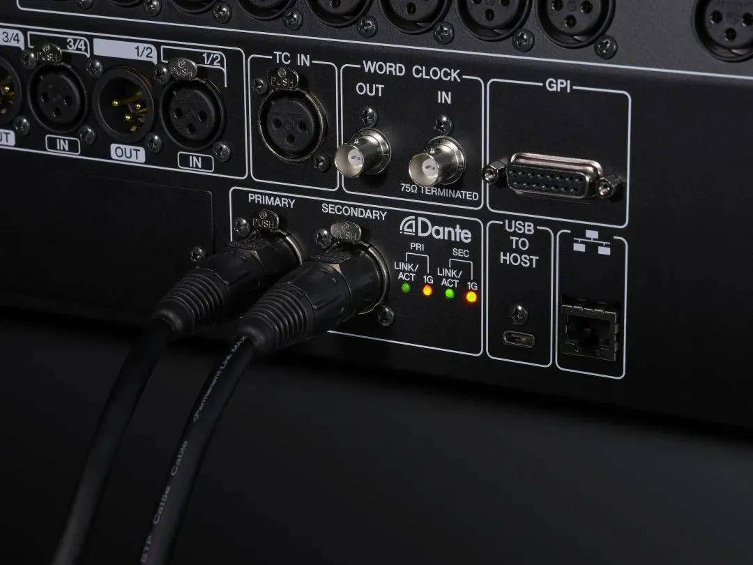 ** 标配的双电源完善工作可靠性 ** usb-c 端口直连电脑实现音频接口