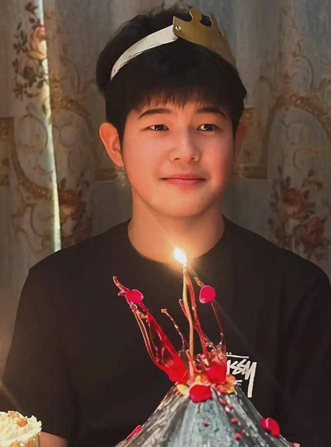 沙溢为大儿子庆生,13岁安吉戴生日帽帅气出镜,被弟弟抹一脸奶油