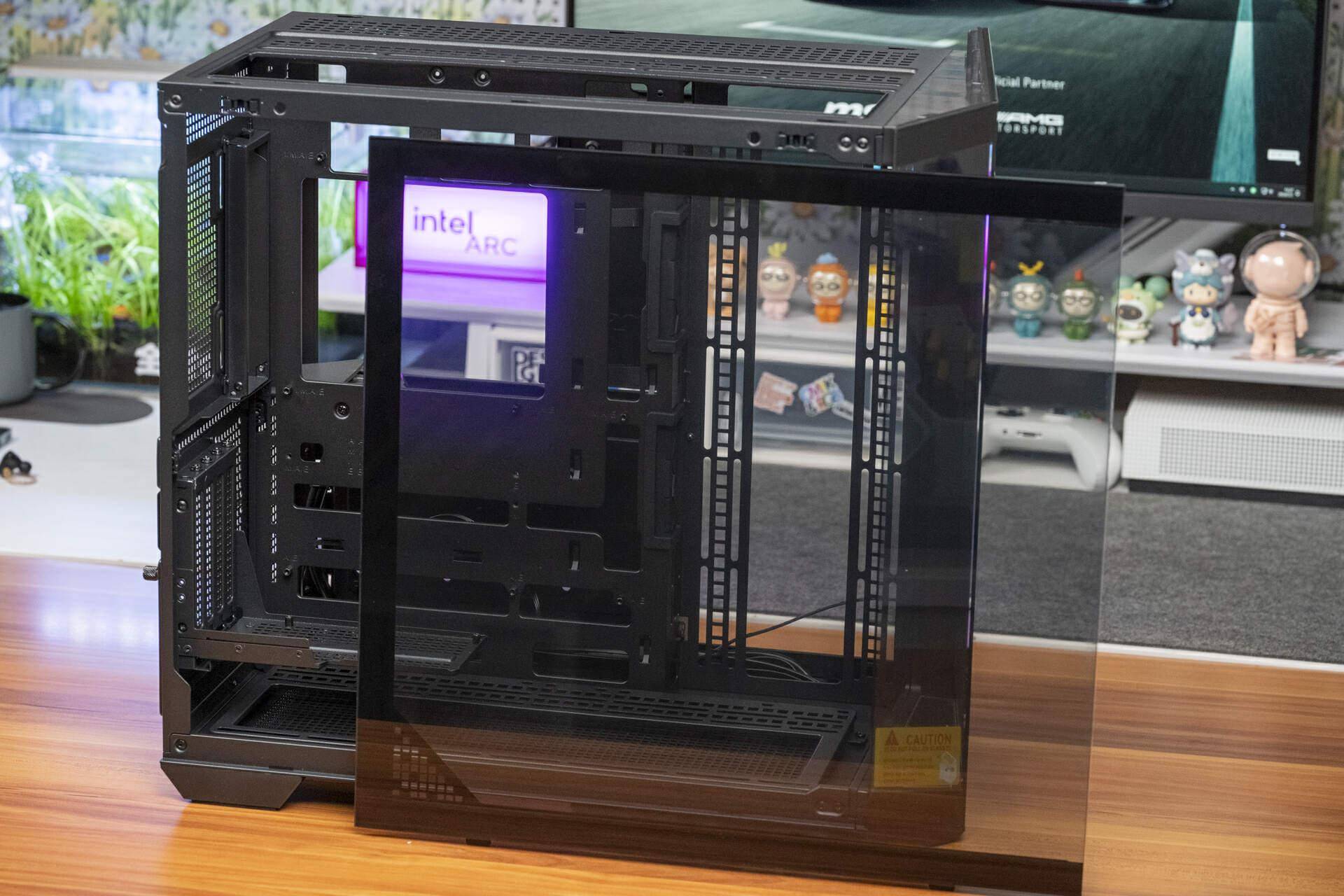 机箱拆解的首要步骤是先把顶盖拆掉.