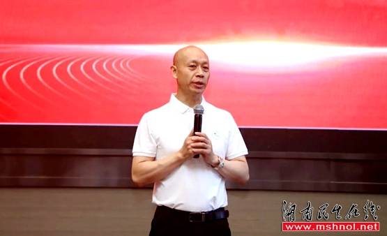 中共安化县委副书记,县长潘文剑代表安化县委,县人大,县政府,县政协向