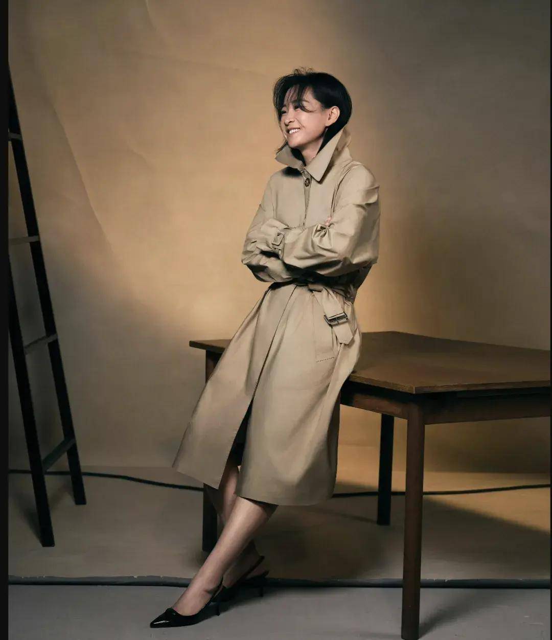 42岁贾玲现状:穿蓝色西服很大气性感,脸上「褶子」没有了