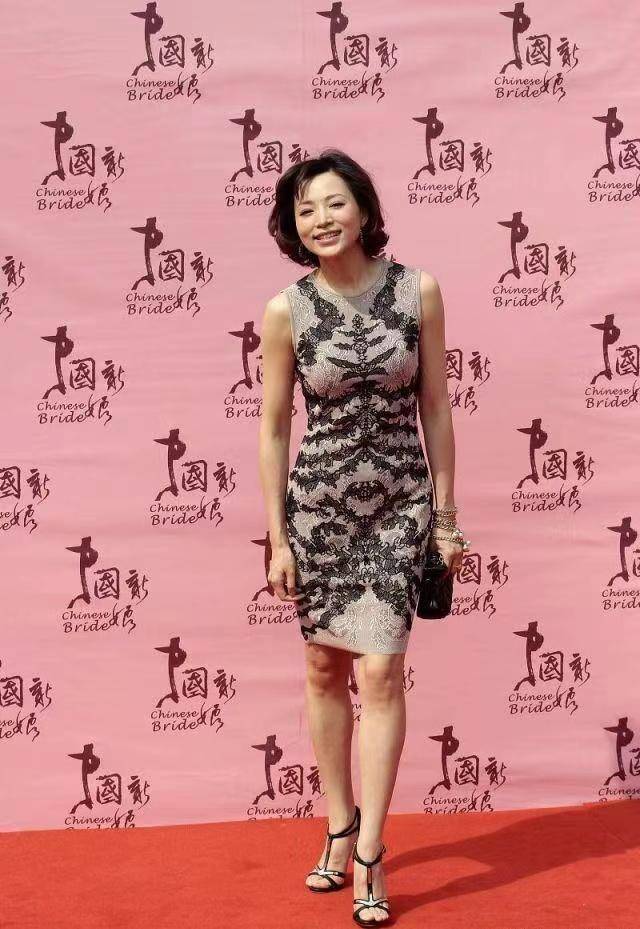 董卿51岁身材绝佳露香肩!一袭性感印花裙现身红毯电力十足