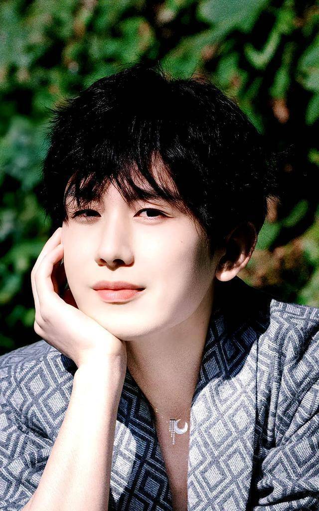 当粉丝问成毅女朋友和妈妈同时掉进水里先救谁时,成毅一句话化解