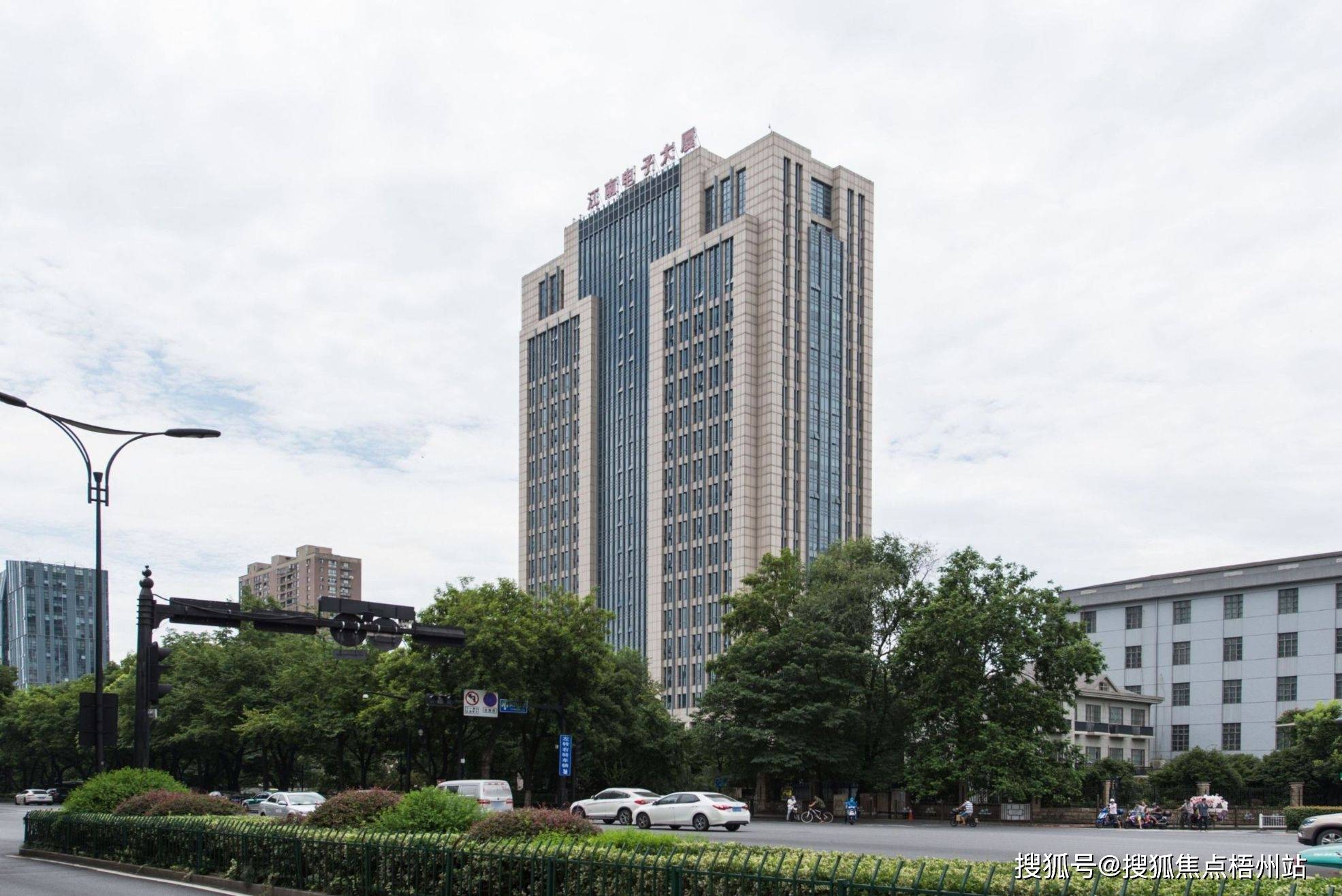 电子大厦竣工日期:2008年8月地理位置:浙江省杭州市西湖区天目山路217