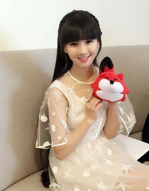 杨丽萍外甥女小彩旗晒英国大学毕业照,曾登春晚,如今25岁大变样