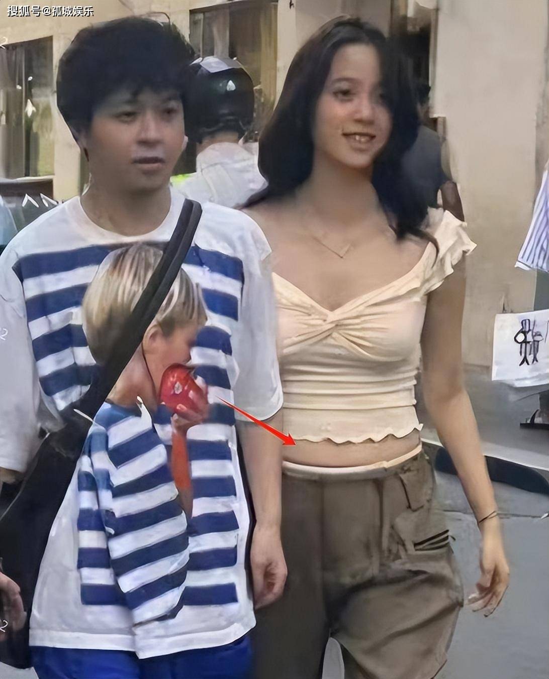 网友偶遇欧阳娜娜罗马逛街:腿短腰粗,牙齿参差不齐,小肚腩抢镜