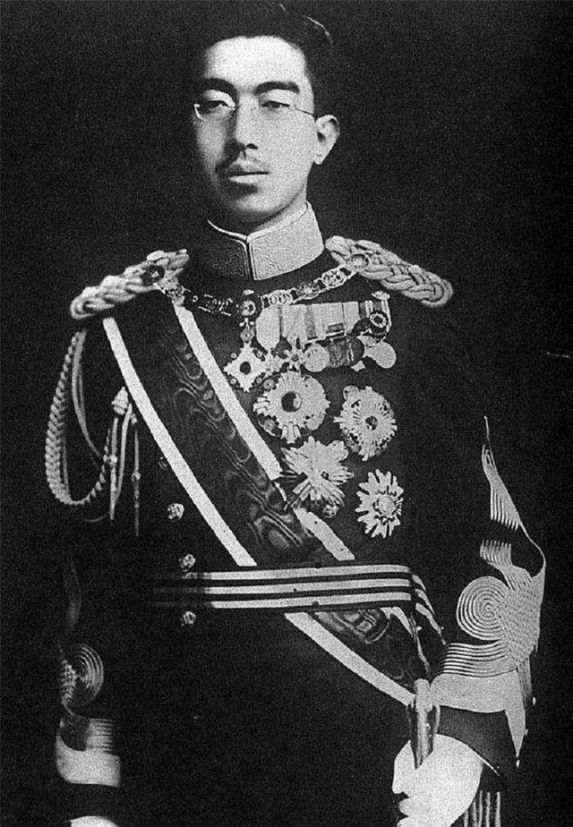 日本投降后,裕仁天皇为脱罪免死贿赂麦克阿瑟,付出了多少代价?