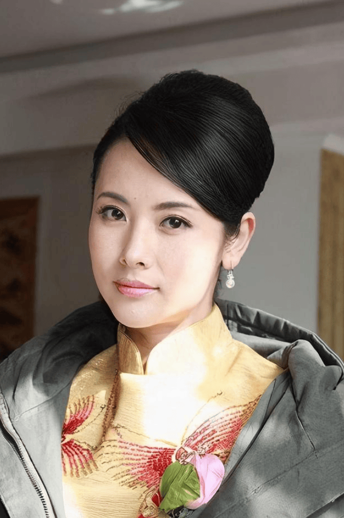 演员杨明娜:与田亮离婚后,独自陪儿子长大,如今苦尽甘来
