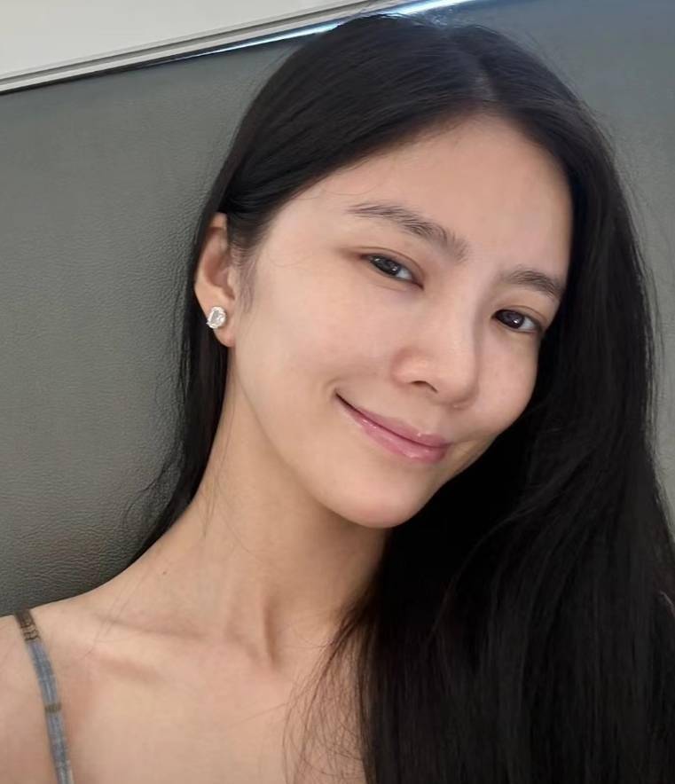 杜淳36岁娇妻自信晒全素颜,脸上斑点明显,但皮肤紧致看不到皱纹_王灿