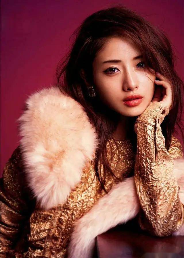 37岁的石原里美,依然是日本的极品尤物!这身材谁顶得住!