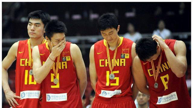 尽管面临压力和挑战,他仍然坚持为国家队的重建和提升而努力奋斗.