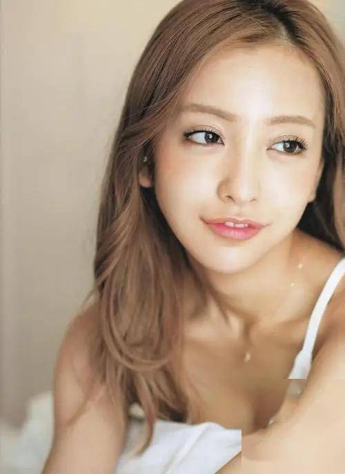 这谁顶得住!东瀛极品尤物!板野友美写真赏:美貌与才华的完美融合,让人